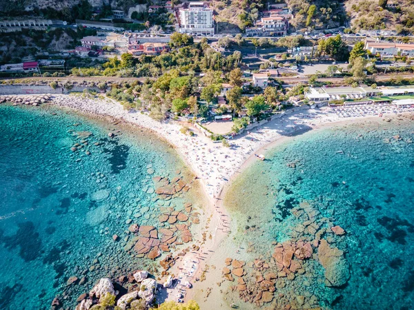 Isola Bella στην Ταορμίνα της Σικελίας, Αεροφωτογραφία του νησιού και Isola Bella παραλία και μπλε νερά του ωκεανού στην Ταορμίνα της Σικελίας, Ιταλία — Φωτογραφία Αρχείου