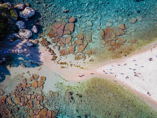 Isola Bella em Taormina, Sicília, vista aérea da ilha e da praia de Isola Bella e água azul do oceano em Taormina, Sicília, Itália — Fotografia de Stock