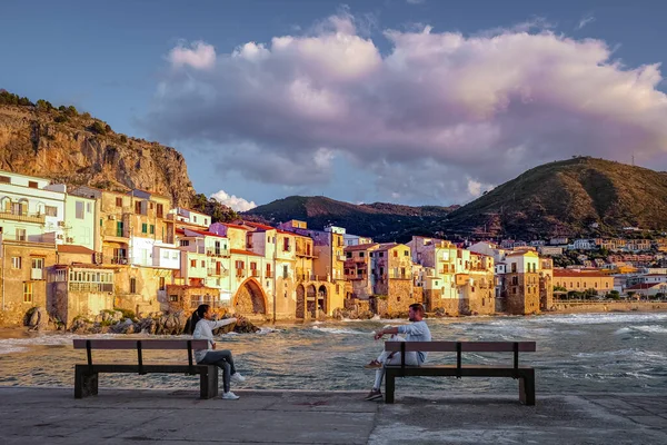 Cefalu, středověká vesnice na ostrově Sicílie, provincie Palermo, Itálie — Stock fotografie
