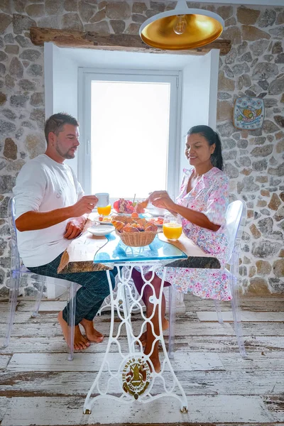 이탈리아 팔레르모 주 시칠리아섬의 중세 마을인 세 팔루, 창에서 바다 너머로 아침 식사를 하는 모습 — 스톡 사진