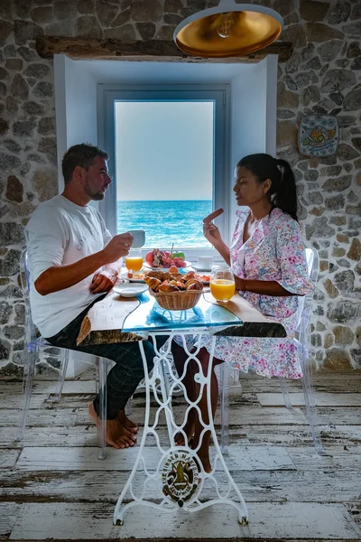 Pencereden okyanus manzaralı kahvaltı, Cefalu, Sicilya adasının ortaçağ köyü, Palermo, İtalya — Stok fotoğraf