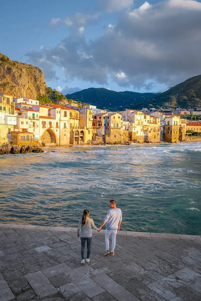 Cefalu, středověká vesnice na ostrově Sicílie, provincie Palermo, Itálie — Stock fotografie