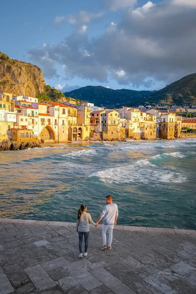 Cefalu, středověká vesnice na ostrově Sicílie, provincie Palermo, Itálie — Stock fotografie