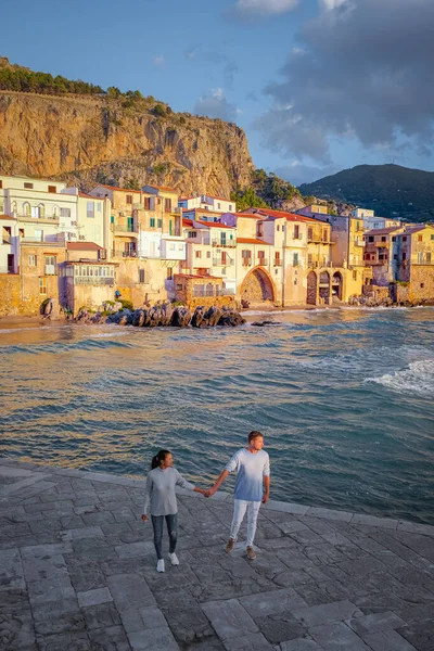 Cefalu, středověká vesnice na ostrově Sicílie, provincie Palermo, Itálie — Stock fotografie