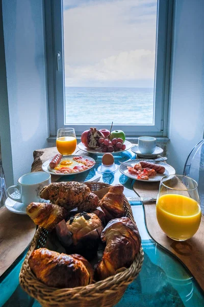 Śniadanie z widokiem na ocean z okna, Cefalu, średniowieczna wioska na wyspie Sycylia, prowincja Palermo, Włochy — Zdjęcie stockowe