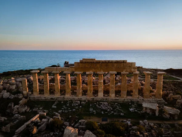 Vista sobre mar y ruinas de columnas griegas en el Parque Arqueológico Selinunte — Foto de Stock