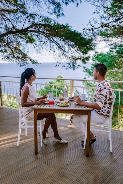 Couple prenant le petit déjeuner dehors sur la terrasse en Sicile donnant sur l'océan — Photo