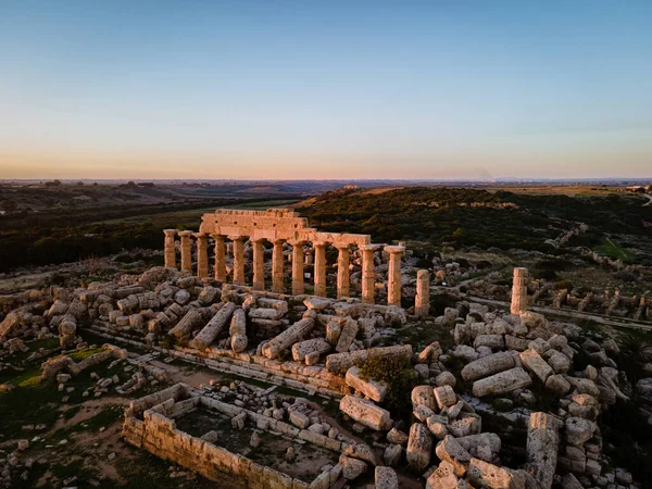 Vista sobre mar y ruinas de columnas griegas en el Parque Arqueológico Selinunte — Foto de Stock