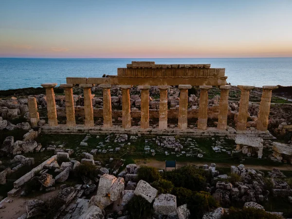 Vista sobre mar y ruinas de columnas griegas en el Parque Arqueológico Selinunte — Foto de Stock