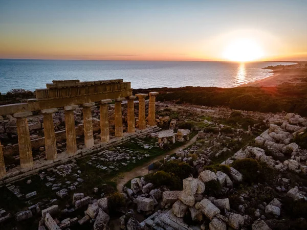 Vista sobre mar y ruinas de columnas griegas en el Parque Arqueológico Selinunte — Foto de Stock