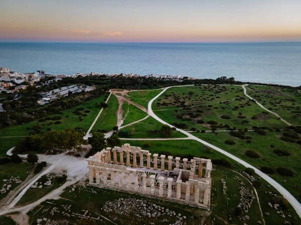 Vista sobre mar y ruinas de columnas griegas en el Parque Arqueológico Selinunte —  Fotos de Stock