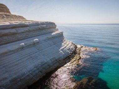 Scala dei Turchi Türklerin Merdiveni, Sicilya İtalya, Scala dei Turchi. İtalya 'nın güneyindeki Porto Empedocle yakınlarında, Realmonte sahilinde kayalık bir uçurum.