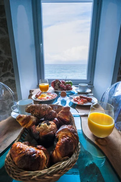 Завтрак с видом на океан из окна, Cefalu, средневековая деревня острова Сицилия, провинция Палермо, Италия — стоковое фото