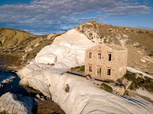 Punta Bianca, Agrigento på Sicilien Italien Hvid strand med gamle ruiner af forladte stenhus på hvide klipper - Stock-foto