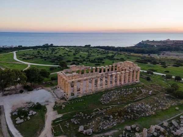 Vista sobre mar y ruinas de columnas griegas en el Parque Arqueológico Selinunte — Foto de Stock