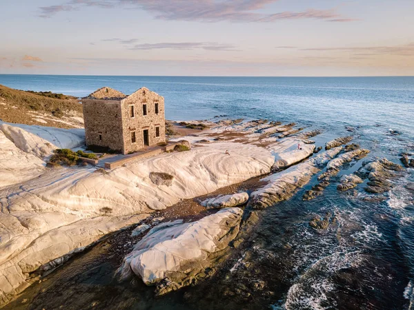 Punta Bianca, Agrigento en Sicilia Italia Playa blanca con viejas ruinas de casa de piedra abandonada en acantilados blancos — Foto de Stock