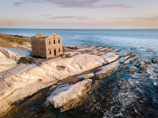 Punta Bianca, Agrigento på Sicilien Italien Hvid strand med gamle ruiner af forladte stenhus på hvide klipper - Stock-foto