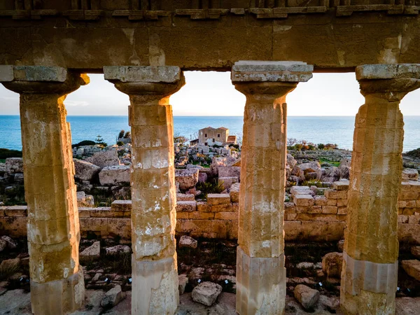 Vista sobre mar y ruinas de columnas griegas en el Parque Arqueológico Selinunte — Foto de Stock