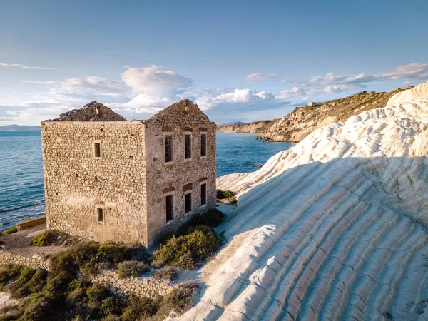 Punta Bianca, Agrigento en Sicilia Italia Playa blanca con viejas ruinas de casa de piedra abandonada en acantilados blancos — Foto de Stock