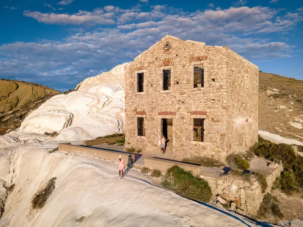 Punta Bianca, Agrigento en Sicilia Italia Playa blanca con viejas ruinas de casa de piedra abandonada en acantilados blancos — Foto de Stock