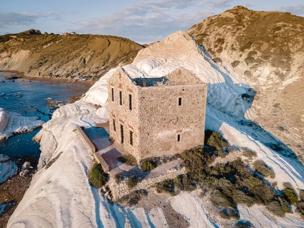 Punta Bianca, Agrigento en Sicilia Italia Playa blanca con viejas ruinas de casa de piedra abandonada en acantilados blancos — Foto de Stock