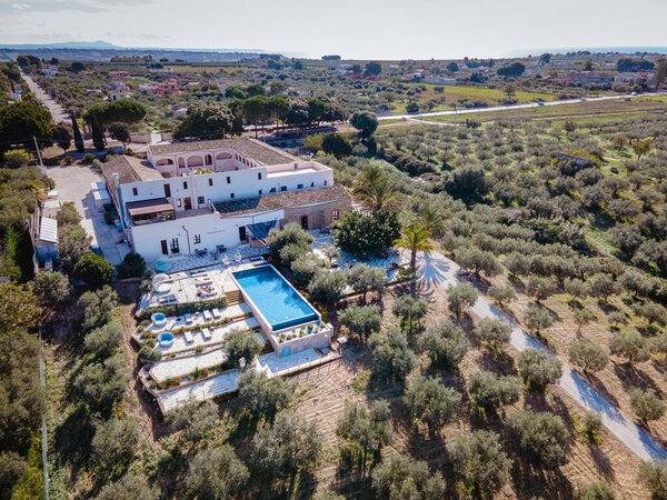 Курорт класса люкс с видом на винное поле в Selinunte Sicily Италия, бесконечный бассейн с видом на винное поле