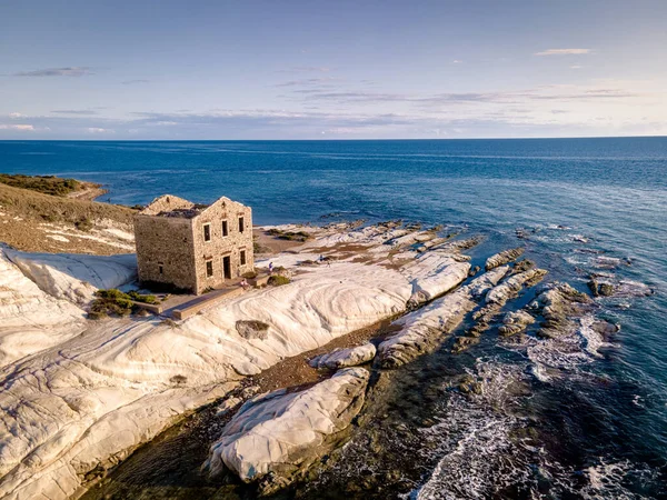 Punta Bianca, Agrigento en Sicilia Italia Playa blanca con viejas ruinas de casa de piedra abandonada en acantilados blancos — Foto de Stock