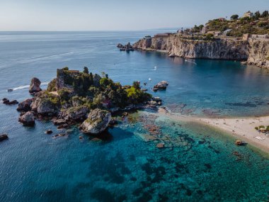 Isola Bella Taormina, Sicilya 'da, Isola Bella plajı ve Sicilya, İtalya' da mavi okyanus suyu ile adanın havadan görünüşü