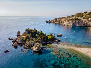 Isola Bella Taormina, Sicilya 'da, Isola Bella plajı ve Sicilya, İtalya' da mavi okyanus suyu ile adanın havadan görünüşü
