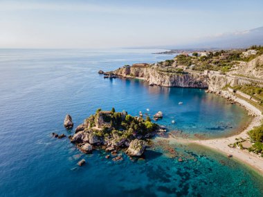 Isola Bella Taormina, Sicilya 'da, Isola Bella plajı ve Sicilya, İtalya' da mavi okyanus suyu ile adanın havadan görünüşü