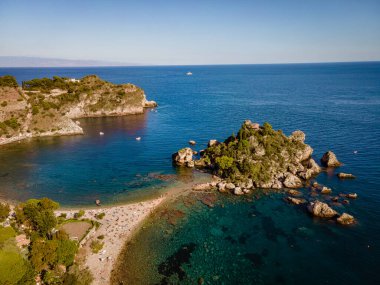 Isola Bella Taormina, Sicilya 'da, Isola Bella plajı ve Sicilya, İtalya' da mavi okyanus suyu ile adanın havadan görünüşü
