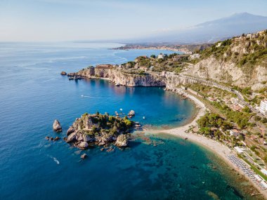 Isola Bella Taormina, Sicilya 'da, Isola Bella plajı ve Sicilya, İtalya' da mavi okyanus suyu ile adanın havadan görünüşü