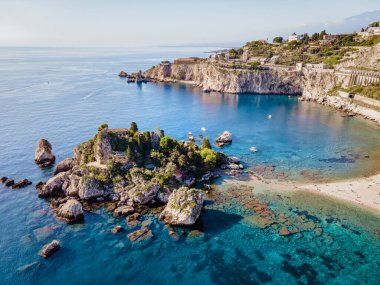 Isola Bella Taormina, Sicilya 'da, Isola Bella plajı ve Sicilya, İtalya' da mavi okyanus suyu ile adanın havadan görünüşü