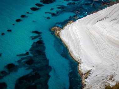 Scala dei Turchi Türklerin Merdiveni, Sicilya İtalya, Scala dei Turchi. İtalya 'nın güneyindeki Porto Empedocle yakınlarında, Realmonte sahilinde kayalık bir uçurum.