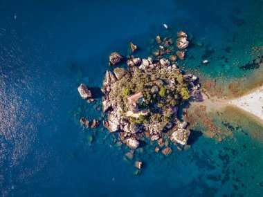 Isola Bella Taormina, Sicilya 'da, Isola Bella plajı ve Sicilya, İtalya' da mavi okyanus suyu ile adanın havadan görünüşü
