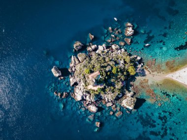 Isola Bella Taormina, Sicilya 'da, Isola Bella plajı ve Sicilya, İtalya' da mavi okyanus suyu ile adanın havadan görünüşü