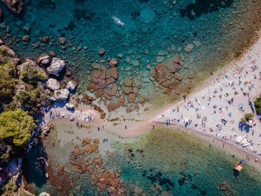 Isola Bella Taormina, Sicilya 'da, Isola Bella plajı ve Sicilya, İtalya' da mavi okyanus suyu ile adanın havadan görünüşü