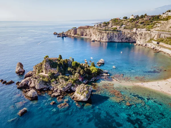 Isola Bella Taormina, Sicilya 'da, Isola Bella plajı ve Sicilya, İtalya' da mavi okyanus suyu ile adanın havadan görünüşü