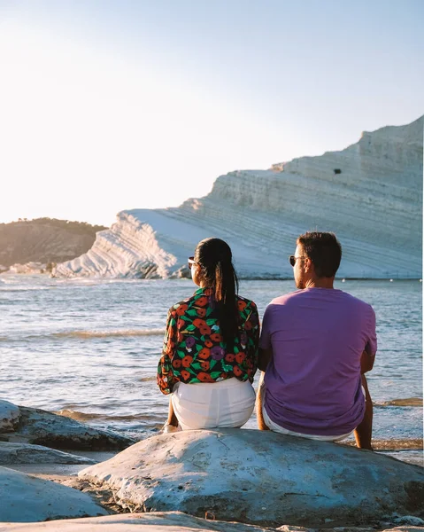 Scala dei Turch, ζευγάρι βλέποντας ηλιοβασίλεμα στους λευκούς βράχους της Scala dei Turchi στο Realmonte Σικελία — Φωτογραφία Αρχείου