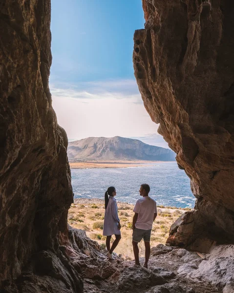 San Vito Lo Capo Sicilia, coppia di uomini e donne di mezza età in visita alla spiaggia di San Vito Lo Capo Sicilia — Foto Stock