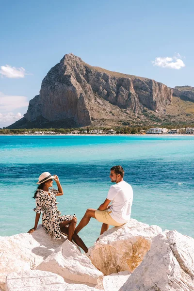San Vito Lo Capo Sicilia, pareja de hombres y mujeres de mediana edad visitando la playa de San Vito Lo Capo Sicilia — Foto de Stock