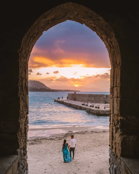 Cefalu Sizilien, Paar beobachtet Sonnenuntergang am Strand von Cefalu Sizilien Italien, Männer und Frauen mittleren Alters im Urlaub Sizilien — Stockfoto