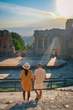 Taormina Sicilya, Sicilya, Taormina 'daki Antik Yunan Tiyatrosu' nun kalıntılarında gün batımını izleyen çift.