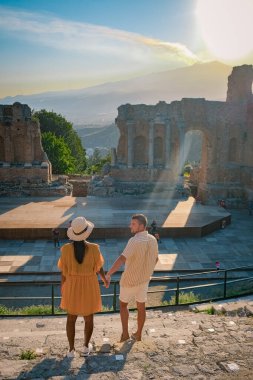 Taormina Sicilya, Sicilya, Taormina 'daki Antik Yunan Tiyatrosu' nun kalıntılarında gün batımını izleyen çift.