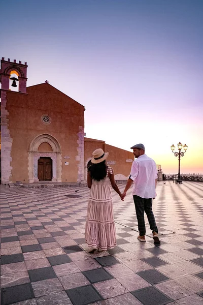 Taormina Sicilia, pareja de hombres y mujeres de mediana edad observando el amanecer en el casco antiguo de Taormina Sicilia — Foto de Stock