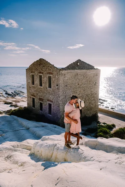 Punta Bianca Sicilia, pareja observando la puesta de sol en los acantilados blancos con casa abandonada en Punta Bianca Sicilia Ital — Foto de Stock