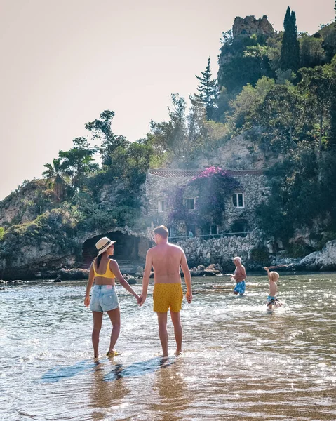 Isola Bella pequeña isla cerca de Taormina, Sicilia, Italia. Sendero estrecho conecta la isla con la playa continental de Taormina rodeada de aguas azules del mar Jónico. — Foto de Stock
