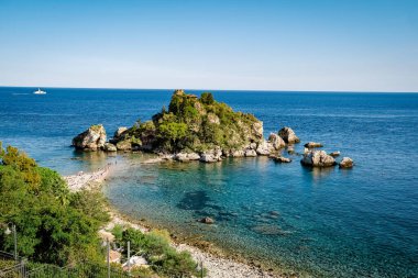 İtalya, Sicilya, Taormina yakınlarındaki Isola Bella küçük adası. Adayı Taormina sahiline bağlayan dar yol İyon Denizi 'nin masmavi sularıyla çevrili..