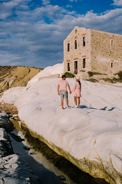 Punta Bianca Σικελία, ζευγάρι βλέποντας ηλιοβασίλεμα στους λευκούς βράχους με εγκαταλελειμμένο σπίτι στο Punta Bianca Sicilia Ital — Φωτογραφία Αρχείου