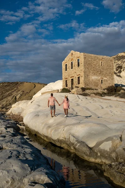 Punta Bianca Sicilia, pareja observando la puesta de sol en los acantilados blancos con casa abandonada en Punta Bianca Sicilia Ital — Foto de Stock